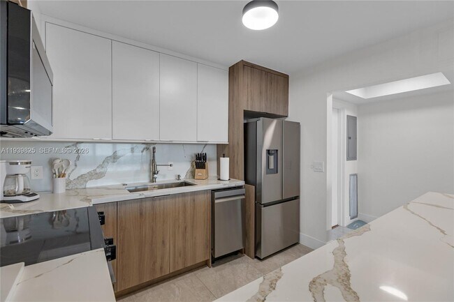 Building Photo - 2201 S Ocean Dr