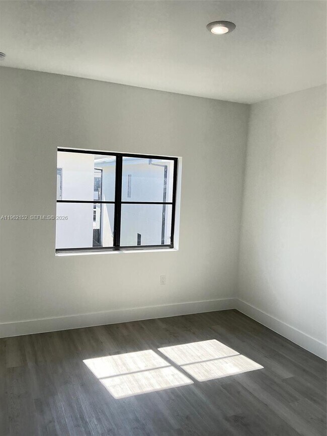 Building Photo - 1384 NW 2nd Ter