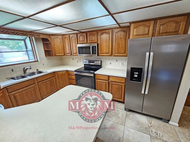 Building Photo - Spacious 5 Bd 3 Ba Home Cottonwood Heights