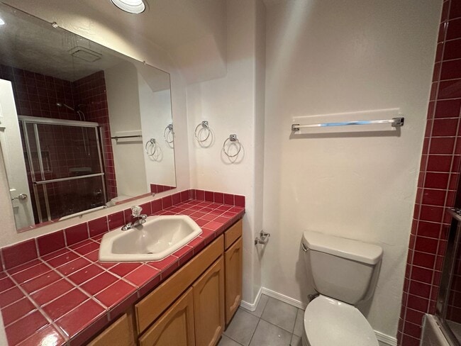 Building Photo - 2 Bed, 2.5 Bath Condo in Reno