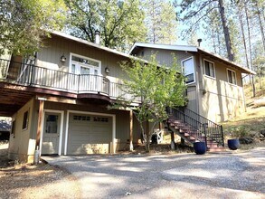 Building Photo - 3 bedroom, 3 bath unfurnished or furnished...