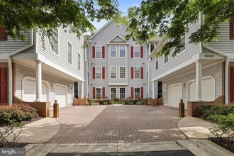 Building Photo - Gorgeous 2bd 2bth updated penthouse condo in sought after New Town community.
