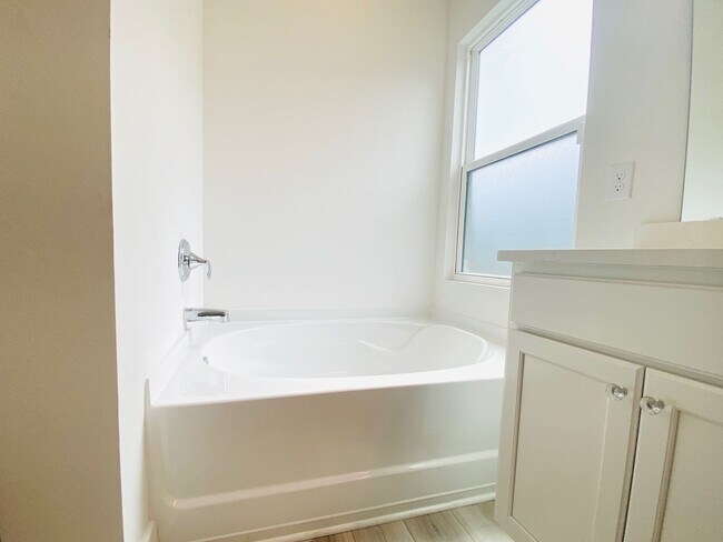 Building Photo - Over 2,000 Sq Ft! 4BR Home w/ En Suite Guest Room