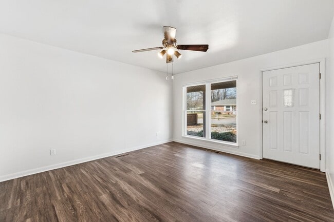 Building Photo - 1606 Savannah Dr