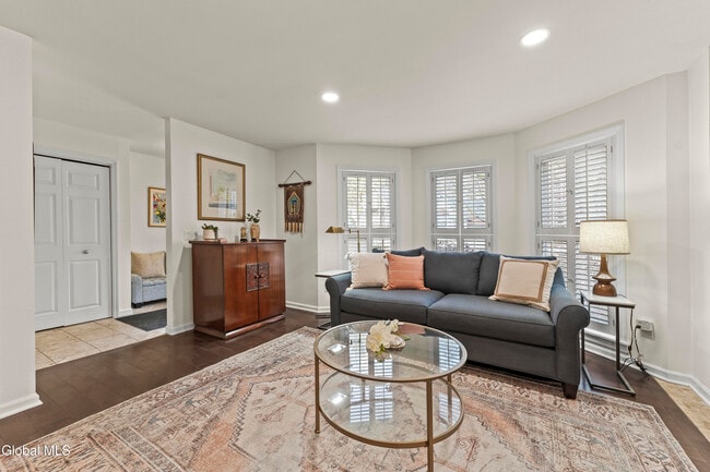 Building Photo - 19 Sarazen St