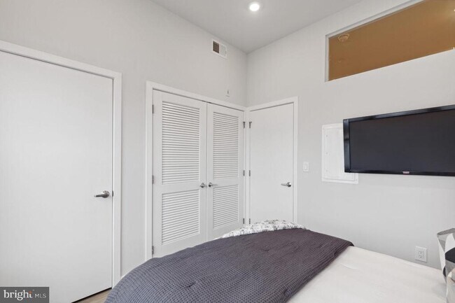 Building Photo - 1330 S Patton St