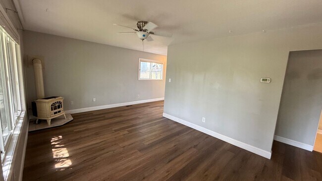 Building Photo - 2 bedroom Charming Single Family Home Multnomah Village Video Attached.