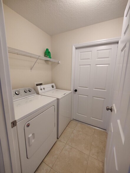 Building Photo - 5795 SE Mitzi Ln