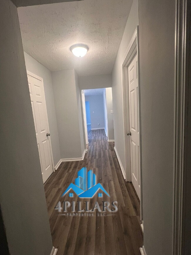 Building Photo - 1311 E Columbus Dr