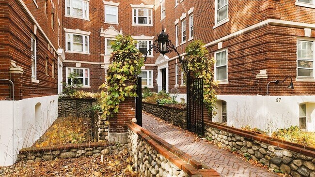 Building Photo - 35 Lee St