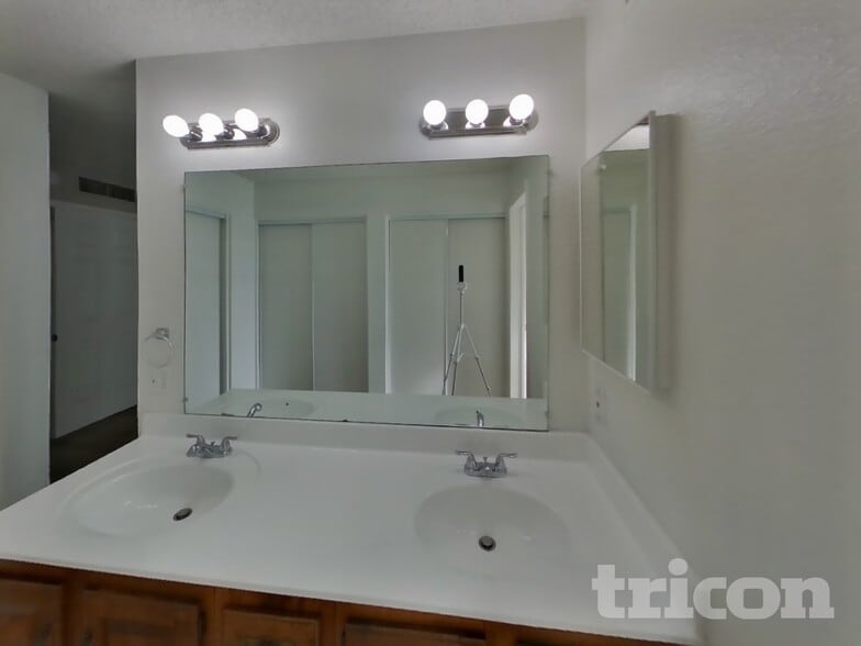 Building Photo - 10221 W Turney Ave