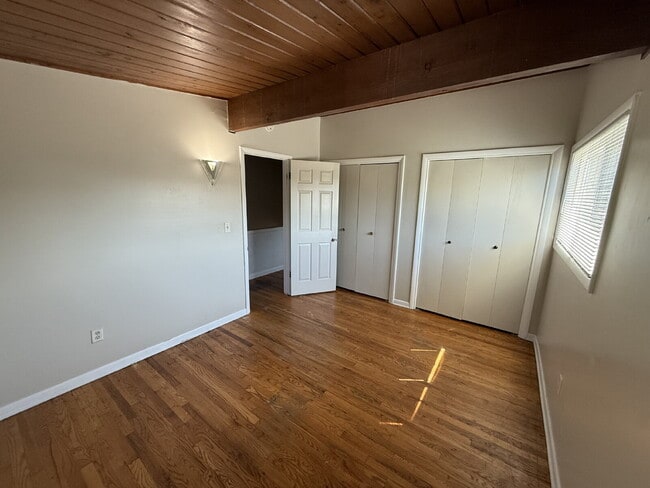Building Photo - Large 2BR Townhouse NE Side