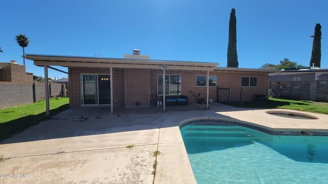 Building Photo - 5149 Paseo Las Palmas