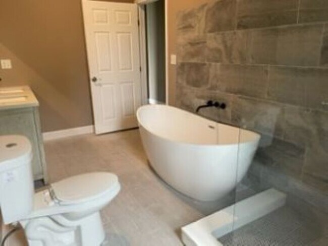 2nd fl Common bath - 4412 Delmar Blvd