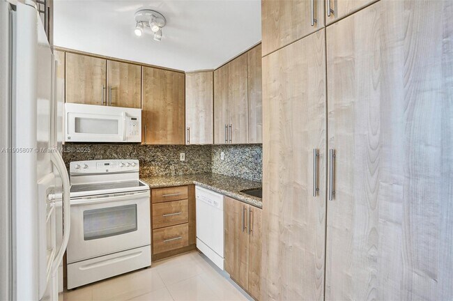 Building Photo - 1901 Brickell Ave