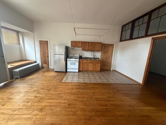 Building Photo - 1014 E Prairie Ave