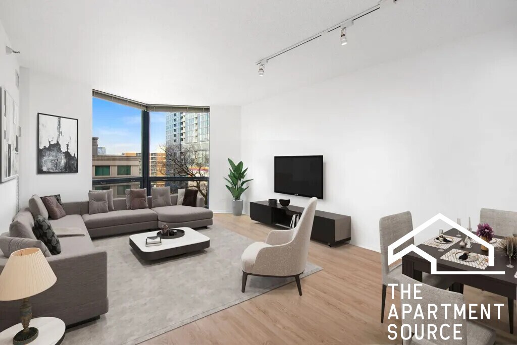 Building Photo - 1120 N La Salle Dr