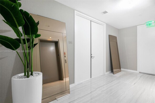 Building Photo - 18975 Collins Ave