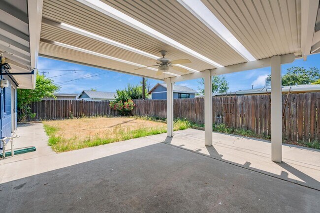 Building Photo - 5400 Valletta Way
