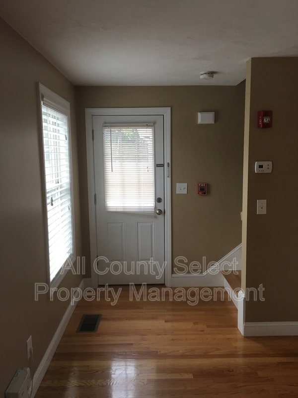 Building Photo - 83 Holten St