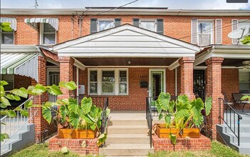 Building Photo - 3 Bedrooms 1.5 Bathrooms Recently Renovated