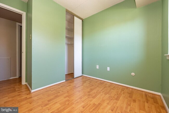 Building Photo - 1706 Valley Dr