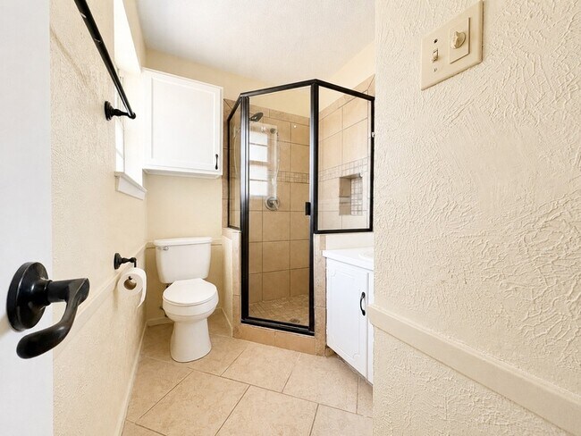 Building Photo - 2025 Meadow Glen