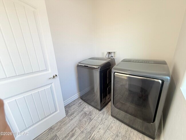 Building Photo - 3329 E Glenn St