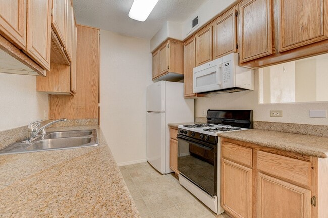 Building Photo - Beautiful 2 Bedroom 2 Full Bath Condo