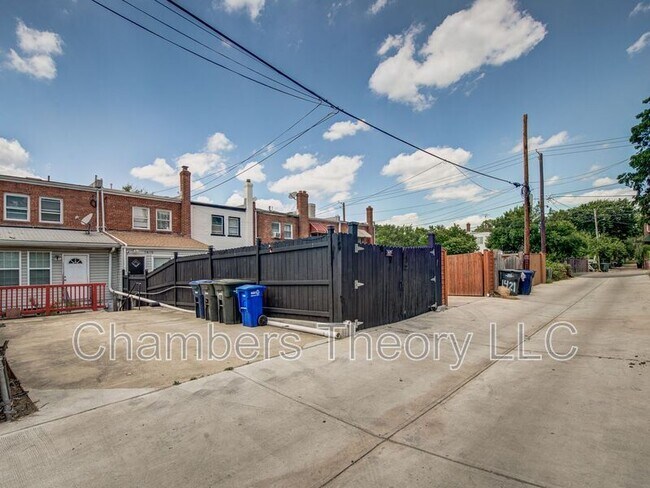 Building Photo - 1417 Downing St NE