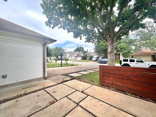 Building Photo - Beautiful 3/BR 2.5/BA Home with Modern Fin...