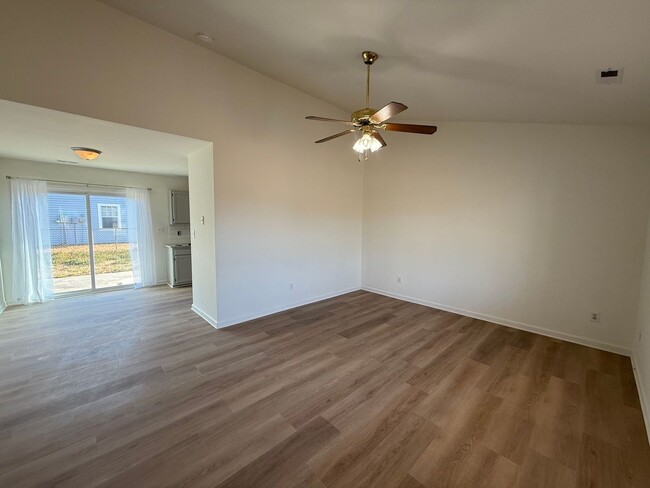 Building Photo - Gorgeous 3 bedroom, 2 bath House