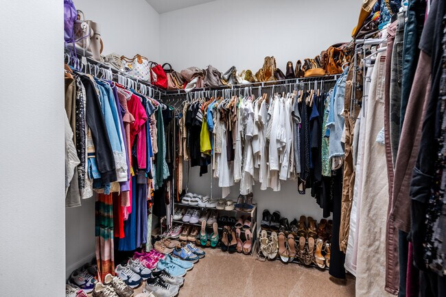 Building Photo - 8131 Laurel Falls Dr