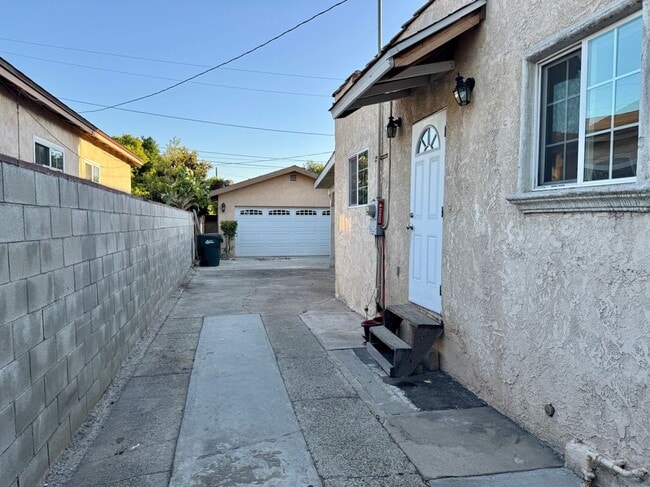 Building Photo - 825 San Marino Ave