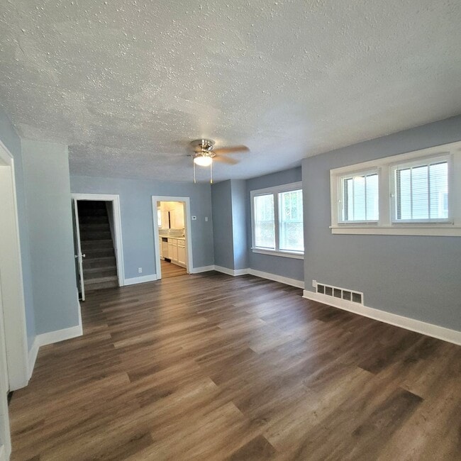 Building Photo - Large Updated House with Garage!