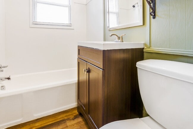Building Photo - 2 Bed, 1 Bath Townhome in Haymount