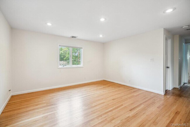 Building Photo - 44 Sandy Hollow Rd