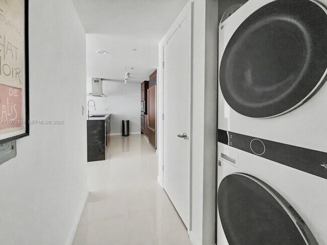 Building Photo - 495 Brickell Ave