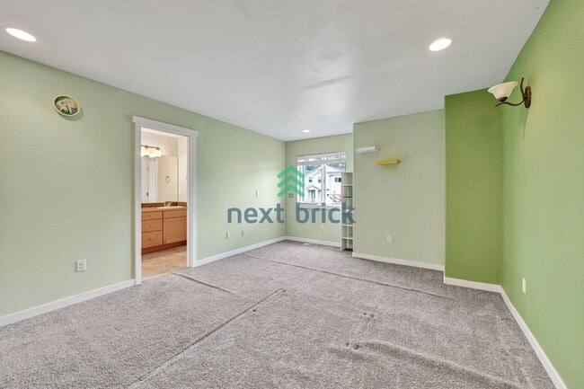 Building Photo - 3 BED & 2.5 BATH  FOR RENT