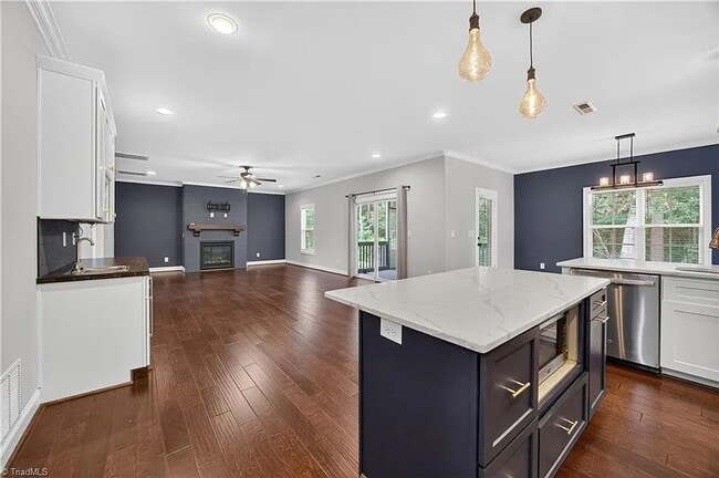 Building Photo - ****** $200 OFF FIRST FULL MONTH OF RENT!! ******