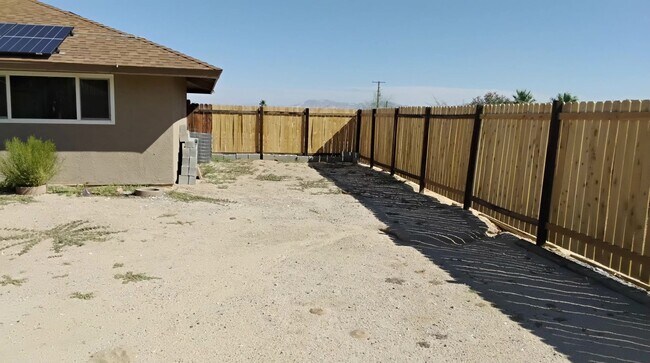Building Photo - Pool Home in 29 Palms