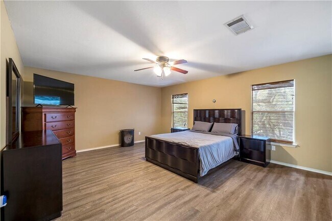 Building Photo - 2000 Continental Pass