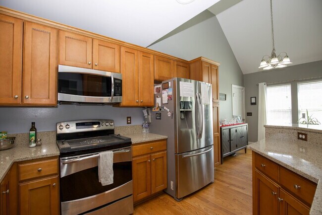Building Photo - Charming 3 BR/2BA Ranch with fully fenced ...
