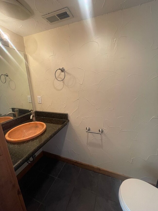 Building Photo - Large One Bedroom One bath Loft Apartment available Now!