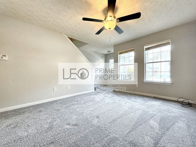 Building Photo - 5916 Dogwood Manor