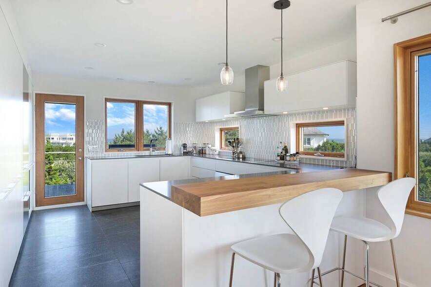 Building Photo - 360 Dune Rd