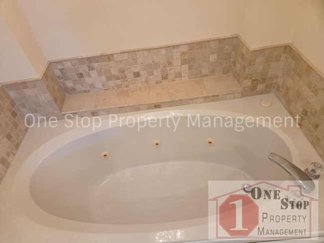 Building Photo - Beautiful 2 bedroom, 3 bathroom Villa in Overland Park!