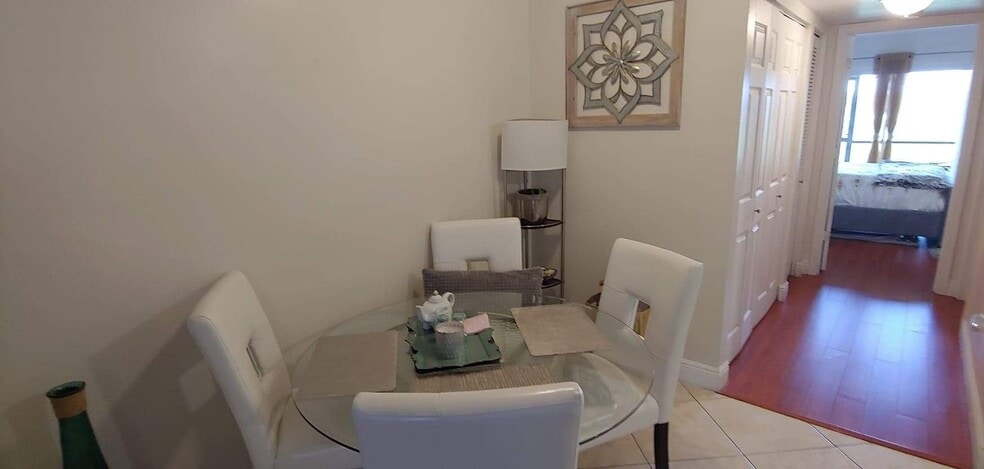 dining area - 1714 Meadows Cir W