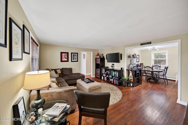 Building Photo - 11 Manor Dr