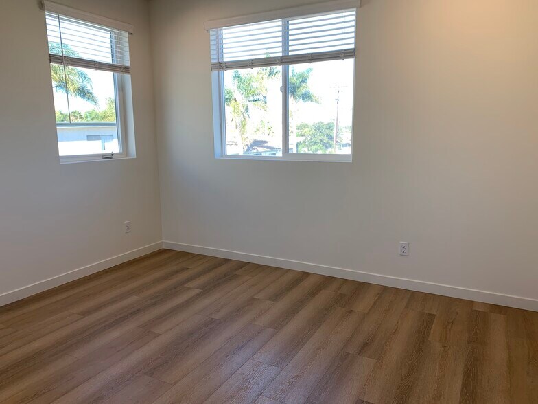 Building Photo - 1166 Holly Ave